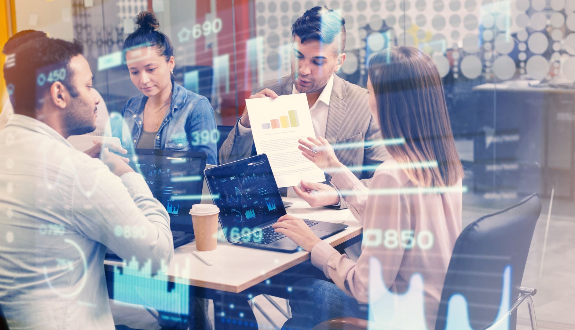 Equipo de trabajo analizando gráficos de datos y estrategias de negocio en una reunión
